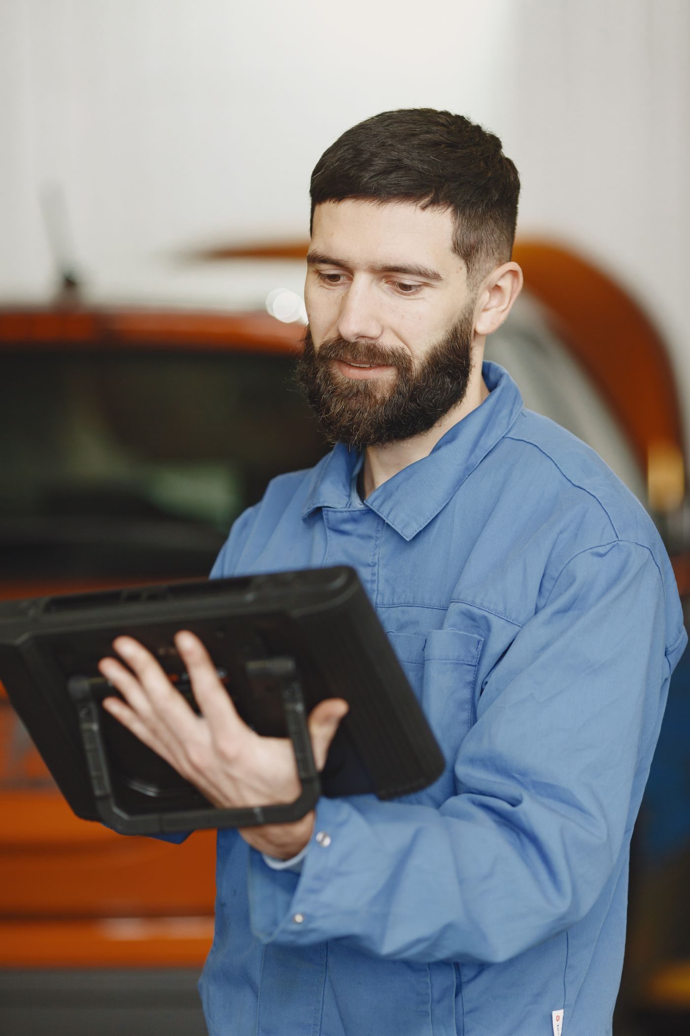 Mechaniker arbeitet mit einem Diagnosegerät