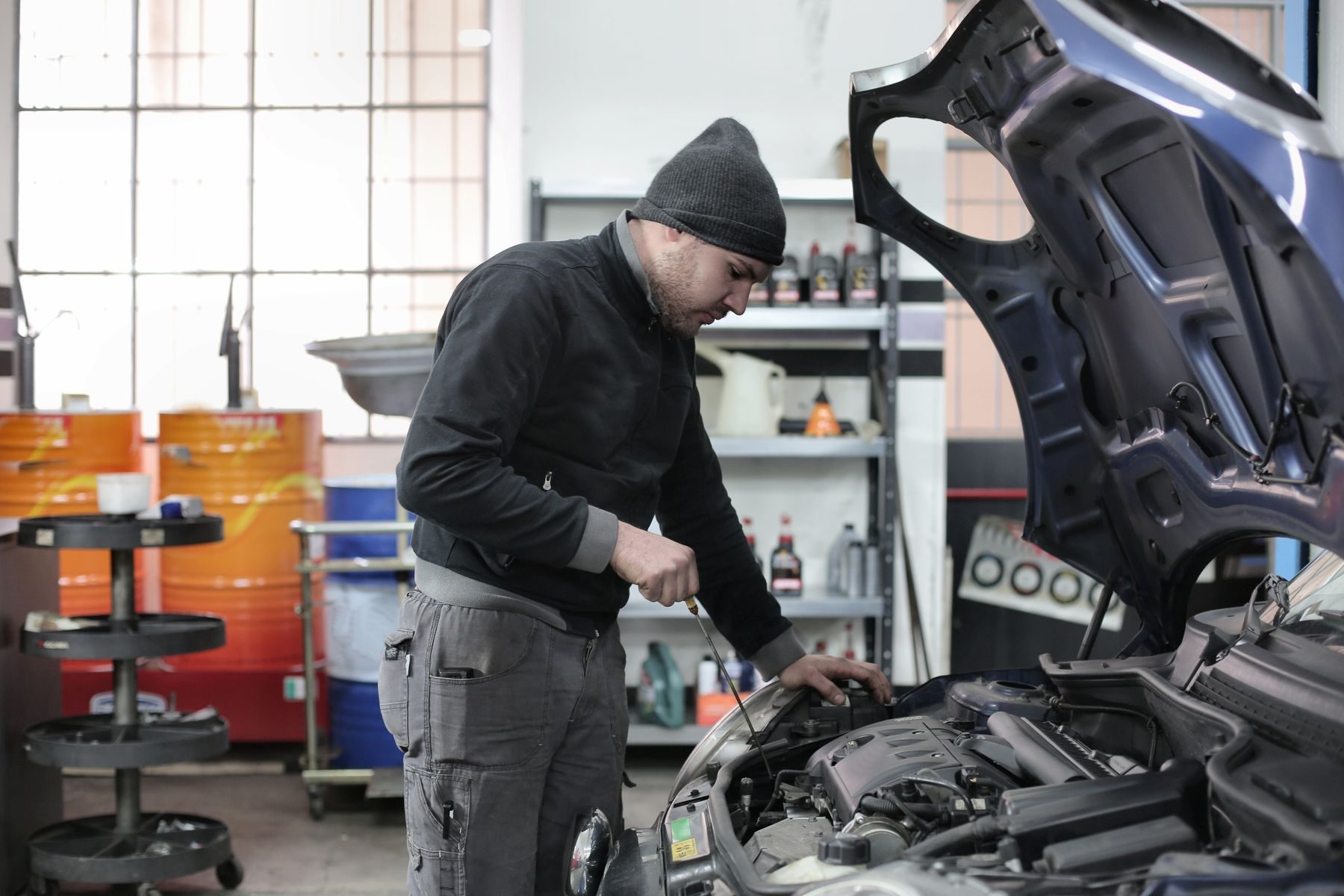 Mechaniker kontrolliert den Motorraum eines Fahrzeugs
