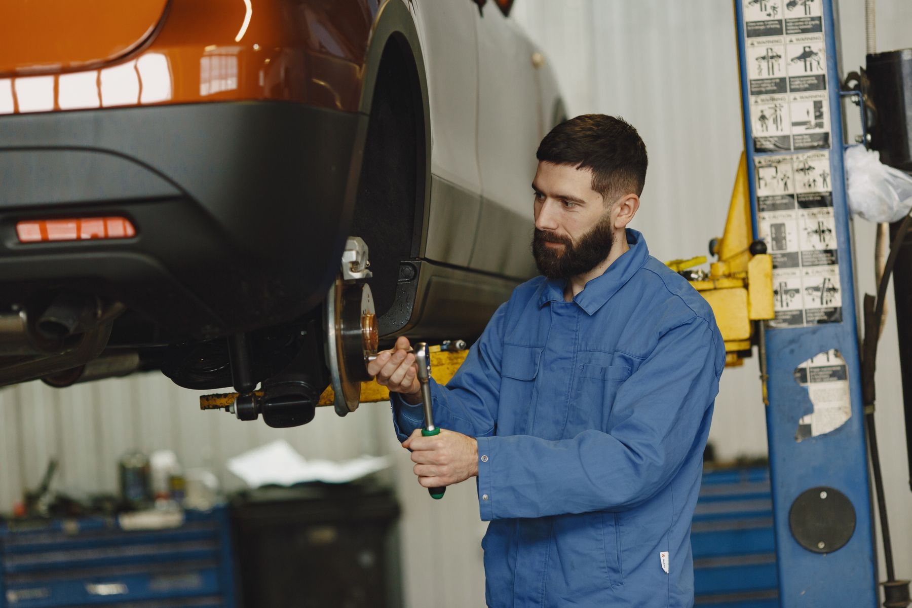Mechaniker bei der Fahrzeugwartung in der Werkstatt