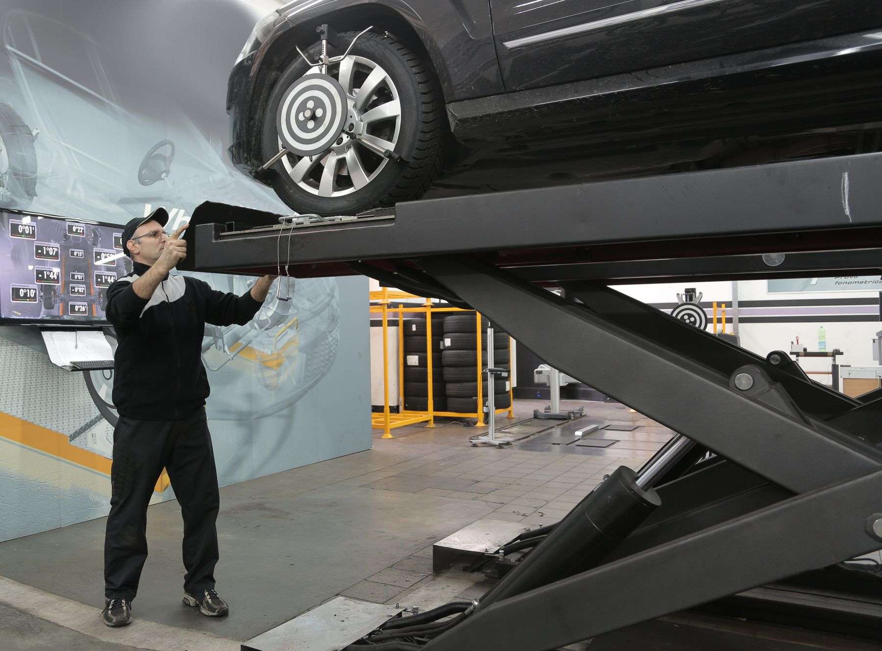3D-Achsvermessung an einem Fahrzeug in der Werkstatt