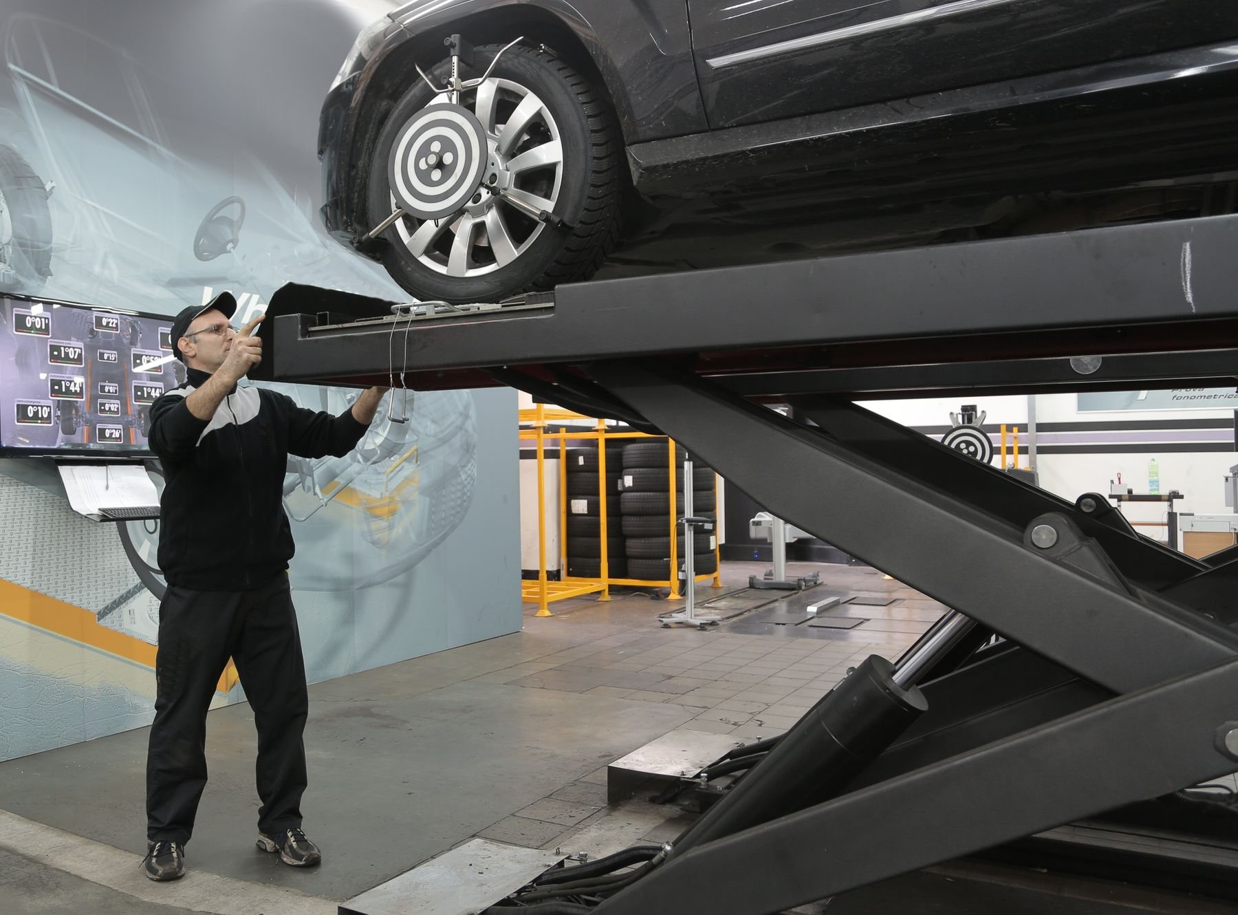 3D-Achsvermessung an einem Fahrzeug in der Werkstatt